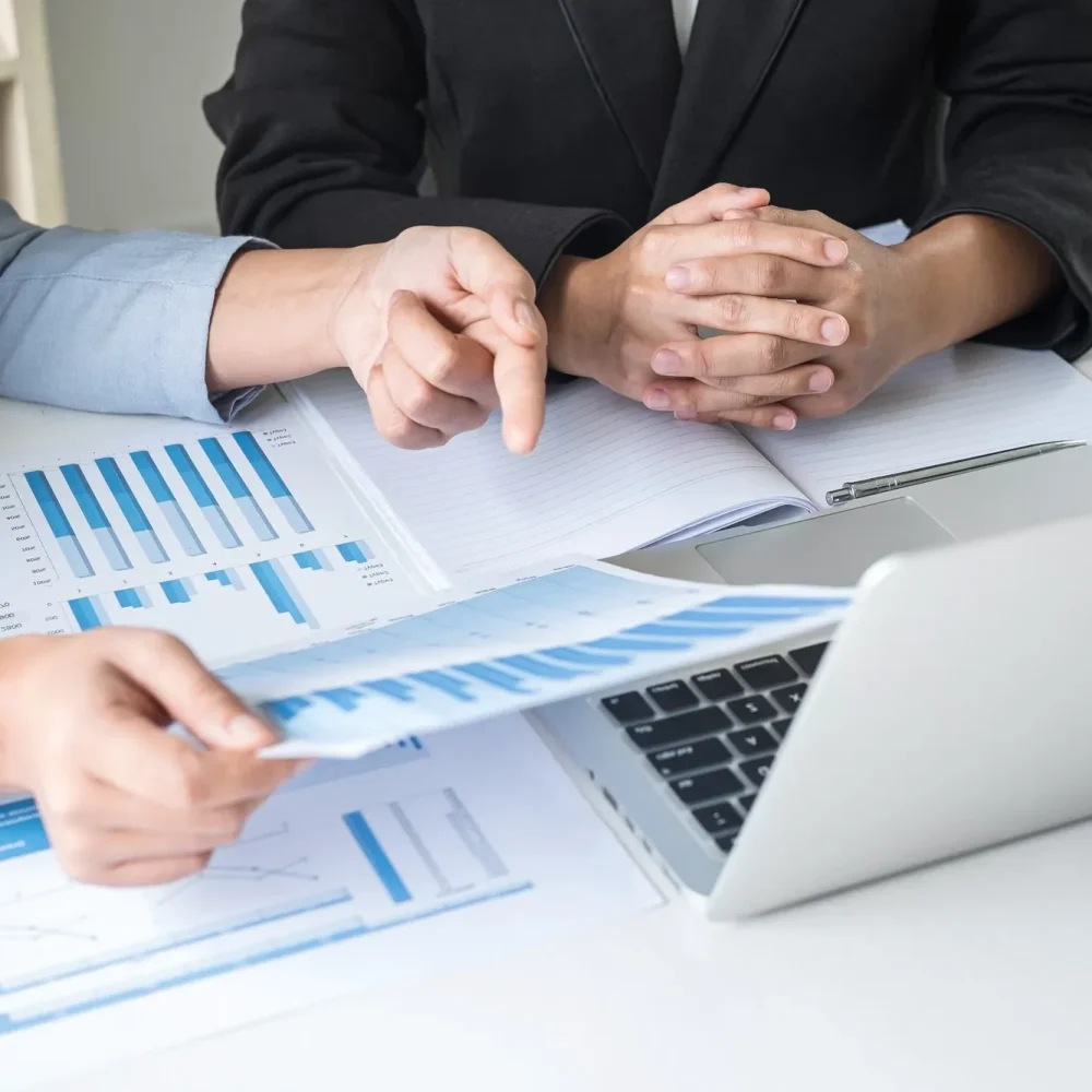 businesswoman-leader-team-conference-on-meeting-presentation-to-planning-investment-project-working